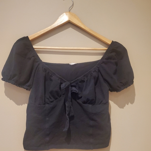 Black top with puff sleeve and bow tie infront cropped - Picture 2 of 3